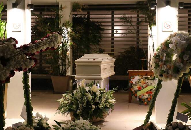 lundi 11 décembre : le cercueil blanc de Johnny Hallyday repose dans le funérarium de Lorient à Saint-Barth