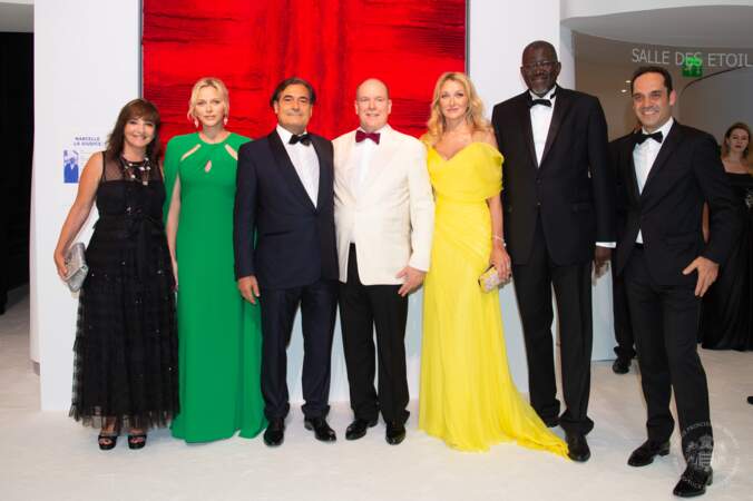 Le couple princier monégasque entouré de quelques invités du Gala de la Croix-Rouge