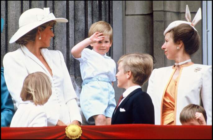 Diana, Harry et la princesse Anne au balcon de Buckingham pour assister à la parade "Trooping The Colour" en 1987