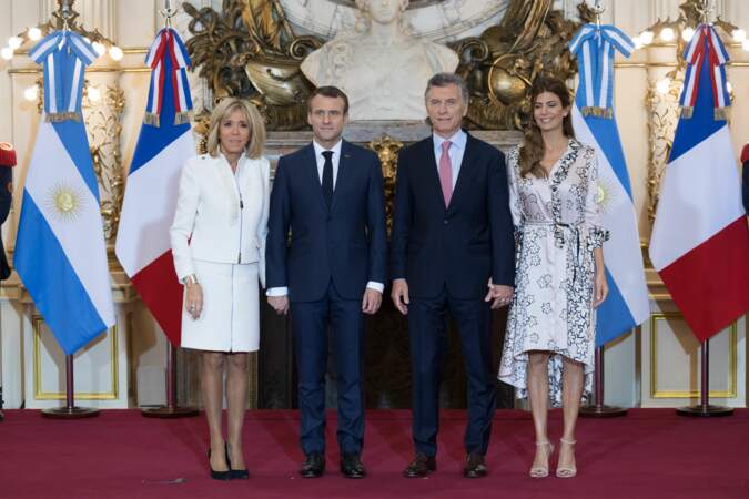 Brigitte Macron très élégante en veste de tailleur, jupe blanche courte en Argentine