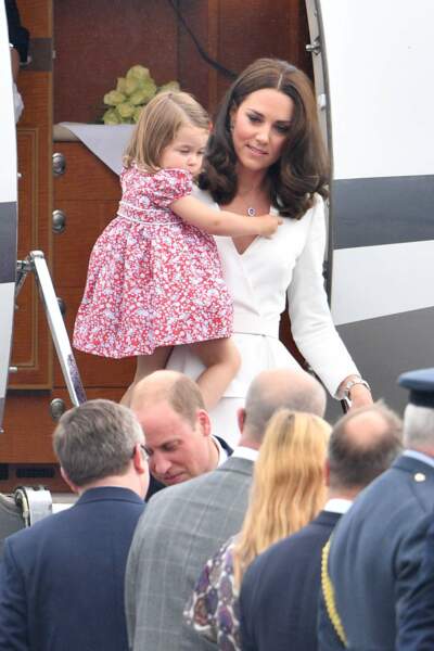 pour ce voyage officiel en Pologne, Kate Middleton a choisi comme première tenue un tailleur Alexander Mac Queen