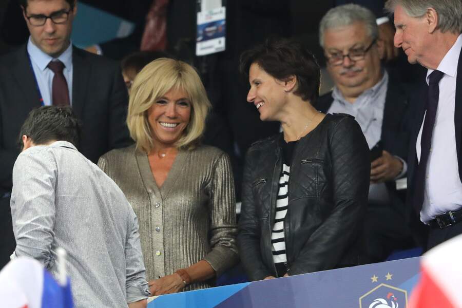 Brigitte Macron complice avec Roxana Maracineanu, ministre des Sports dans les tribunes de la Ligue des nations.