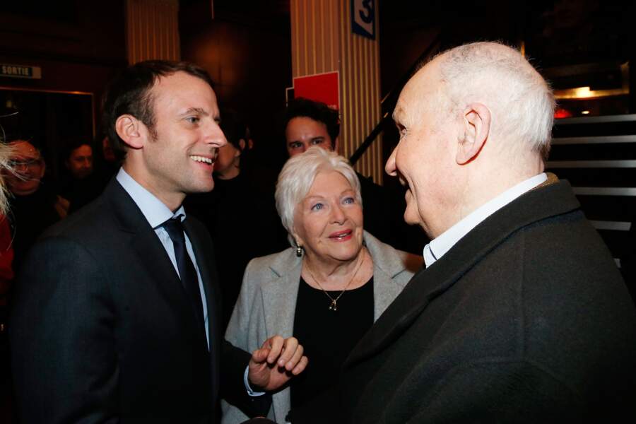 Emmanuel Macron en pleine discussion avec Michel Bouquet et Line Renaud 