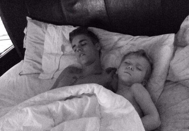 Justin Bieber, angélique, il dort du sommeil du juste aux côtés de son demi-frère Jaxon