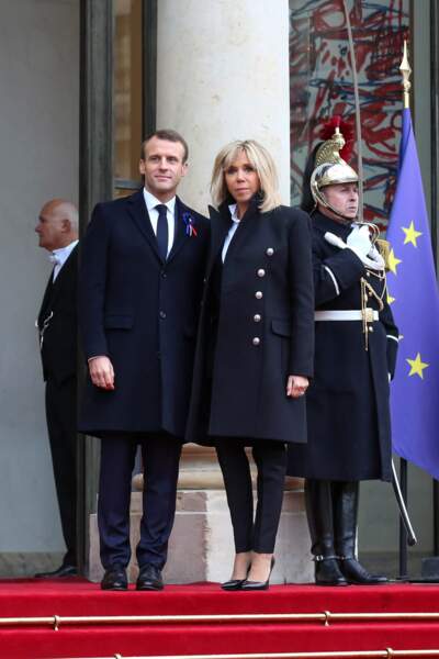 Brigitte Macron en caban et pantalon noi rle 11 novembre pour recevoir les chefs d'état à l'Elysée