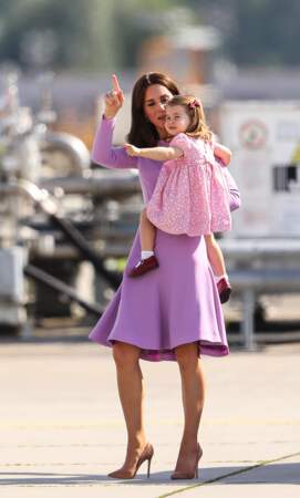 La princesse Charlotte est souvent habillée dans les mêmes tons que sa maman Kate Middleton