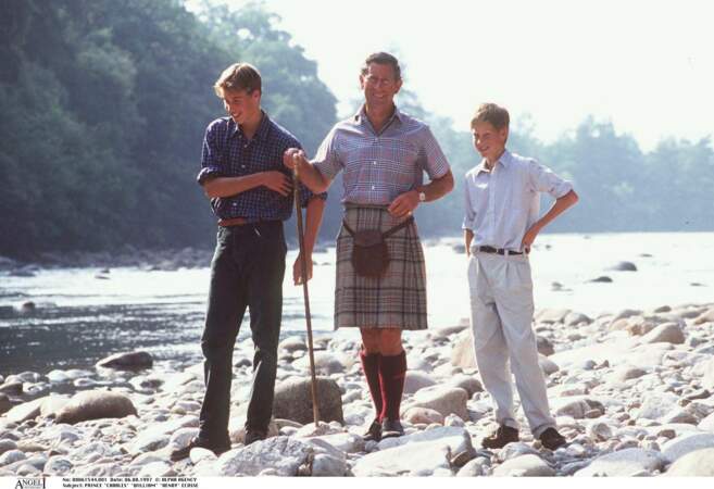 Le prince Charles pose avec ses fils William et Harry, en Écosse, en 1997.