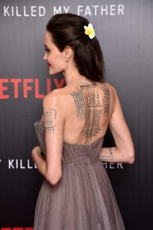 Tatouage dans le dos et fleur polynésienne pour Angelina Jolie