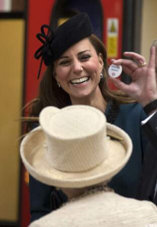 Kate Middleton fière de son badge future maman