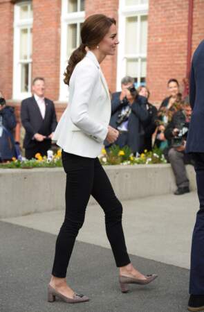 Princesse Kate lors de sa visite du Cridge Center, so chic en blazer blanc