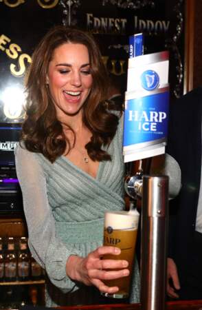 Kate Middleton s'amuse à servir des bières 