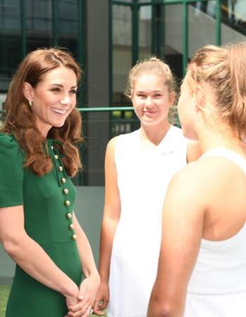 Kate Middleton saluant de jeunes joueuses