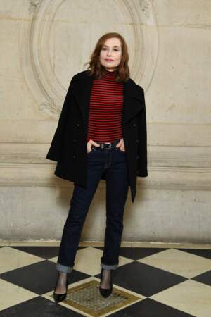 Isabelle Huppert opte pour l'escarpin noir classique au photocall Dior. Chic !