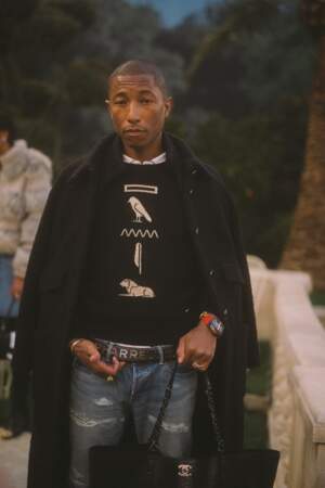Pharrell Williams, l'égérie Chanel, était habillé en collection Métiers d'Art pour le défilé Chanel Haute Couture.