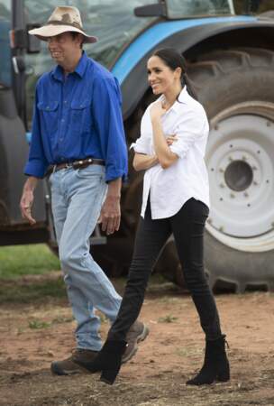 Un jean slim noir et une chemise... Un style décontracté pour Meghan Markle qui visitait une ferme le 17 octobre