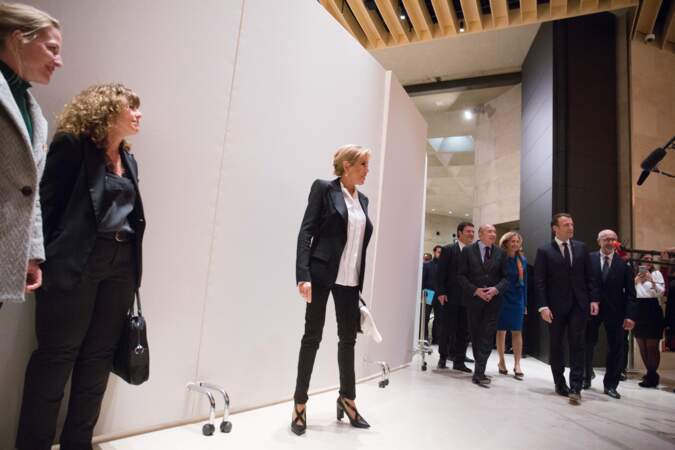 Brigitte Macron en tailleur épaulé et jolie paire d'escarpins