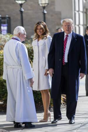 Melania Trump portait un manteau blanc assorti à des escarpins nude signés Christian Louboutin