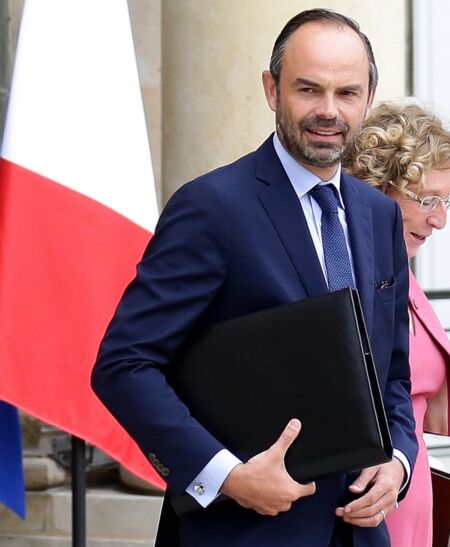 Le Premier ministre Édouard Philippe et ses boutons de manchette en forme d'hélice