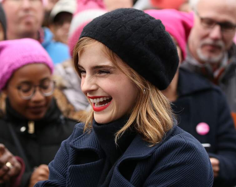 Emma Watson arbore un joi carré blond et une bouche rouge en 2017.