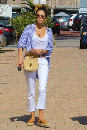 Alessandra Ambrosio adore porter les espadrilles avec un jean blanc et une chemise
