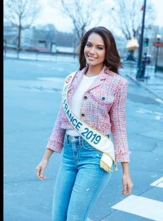 Vaimalama Chaves, Miss France 2019, en veste The Kooples, jean et t-shirt Gap et Converses
