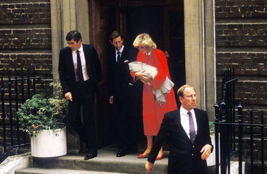 Diana et le prince Charles à la sortie du St Mary's Hospital avec le prince Harry né le 15 septembre 1984