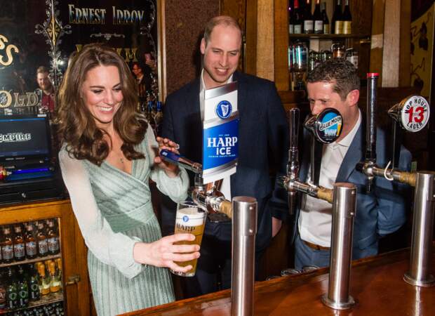 La tireuse a bière n'a plus de secret pour Kate Middleton 