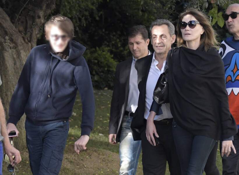 Carla Bruni-Sarkozy est en Grèce avec sa famille et assure la promotion de son nouvel album, French Touch