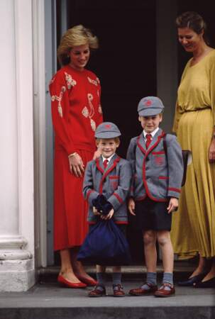 Pour le premier jour d'école d'Harry en septembre 1989, Diana est aux premières loges