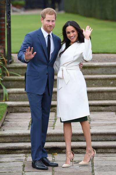 Meghan Markle, en escarpins Aquazzura, pose avec le Prince Harry à Kensington le 27 novembre 2017