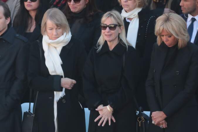 Katia, en larmes et entourée de sa mère Ulla et de Brigitte Macron lors de l'hommage national à Charles Aznavour