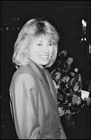 En 1987, Mireille Darc et sa coupe version Bowie ebouriffée à Paris