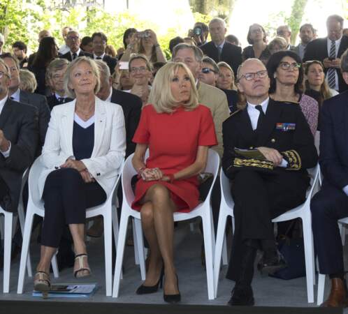 Brigitte Macron dévoile ses belles jambes bronzées dans sa robe droite courte