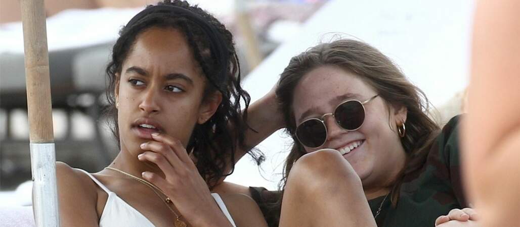 En maillot deux-pièces, la fille de Barack et Michelle Obama profite d'une après-midi à la plage.