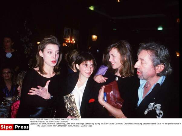 Kate Barry, Charlotte Gainsbourg, Jane Birkin et Serge Gainsbourg aux Césars en 1986