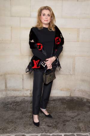 Catherine Deneuve était chiquissime au photocall Louis Vuitton pour la Fashion Week de Paris.