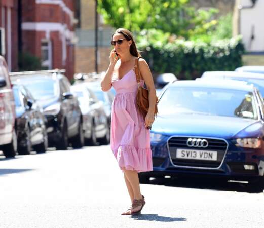 Pippa Middleton, enceinte, se balade dans les quartier de Chelsea à Londres le 26 juin 2018. Elle porte une robe J.