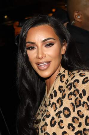 Kim Kardashian n'oublie pas que le contouring rend encore mieux sur une peau bronzée