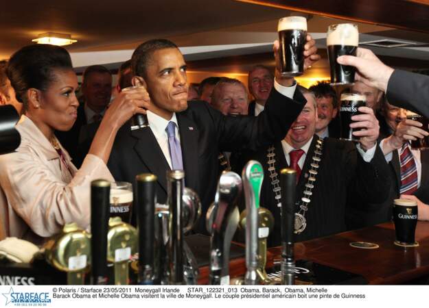 Barack Obama et Michelle Obama découvrent les joies de la bière à Moneygall en Irlande. 2011