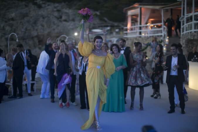 Cristina Cordula, en robe jaune prête pour le traditionnel lancer de bouquet de la mariée