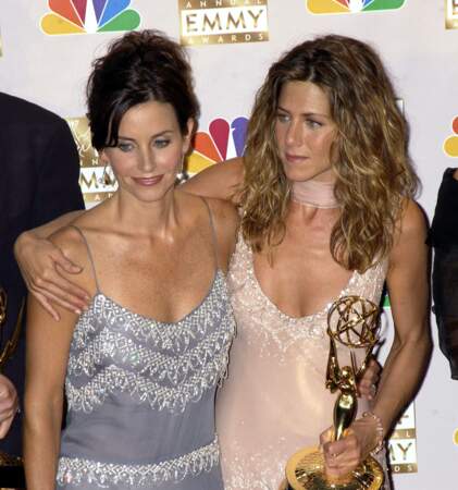 Courteney Cox et Jennifer Aniston reçoivent l'Emmy Award de la meilleure série pour Friends en 2002
