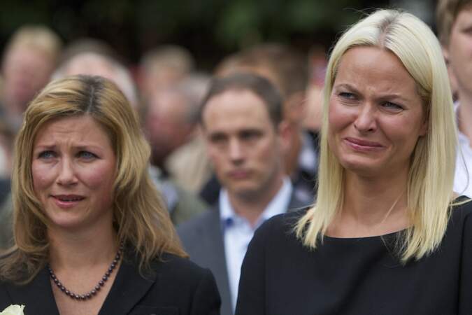 Martha Louise et Mette-Marit de Norvège, lors d'un hommage aux victimes de l'attaque d'Utoya, le 25/07/11 à Oslo