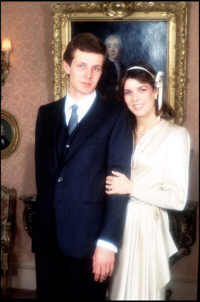 Stefano Casiraghi et Caroline de Monaco posent pour la photo officielle de leur mariage, en 1983