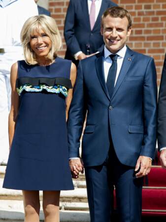 25 août 2017 : Brigitte Macron innove avec une robe courte à volants sur la poitrine