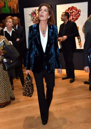 Caroline de Monaco très chic avec un veste en velours bleue électrique