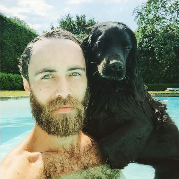 James Middleton patauge dans la piscine avec l'un de ses chiens.