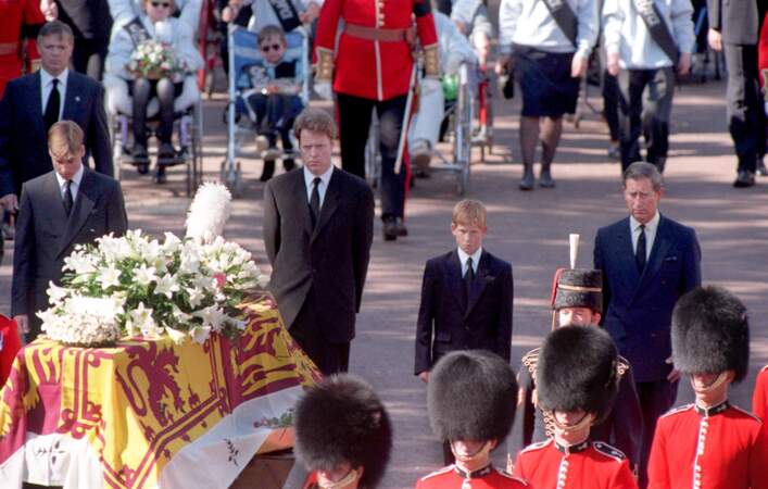 6 septembre 1997. Harry, 12 ans  et William, 15 ans, suivent le cercueil de leur mère, Lady Di