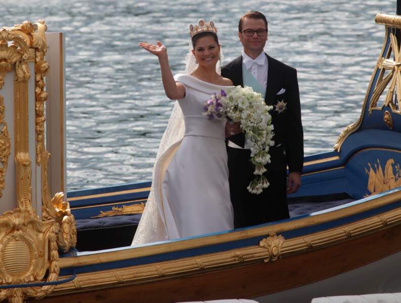 Victoria de Suède (en robe Pär Engsheden) et Daniel Westling lors de leur mariage à Stockholm le 19 juin 2010