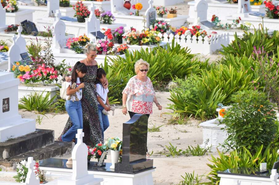 Laeticia, Jade et Joy Hallyday font une dernière visite sur la tombe de Johnny le 15 janvier 2018
