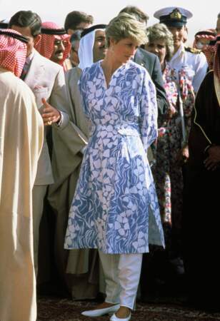 La princesse Diana en robe tunique lors d'un voyage en Arabie Saoudite en novembre 1986